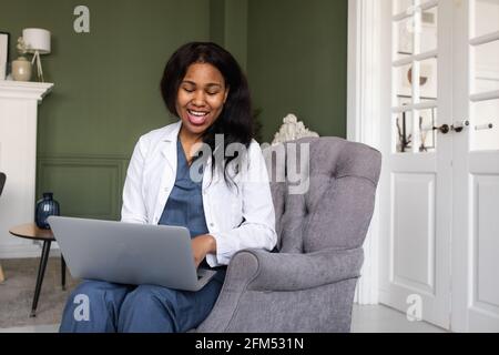 Médecin noir. Télémédecine utilisation des technologies informatiques et des télécommunications pour l'échange d'informations médicales Banque D'Images