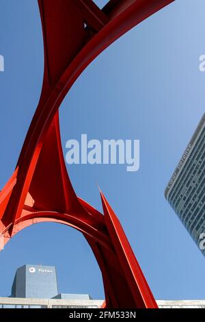 Araignée Rouge, l'araignée rouge, une œuvre d'art en acier peinte par Alexander Calder, quartier de la Défense, Paris, Ile-de-France, France Banque D'Images