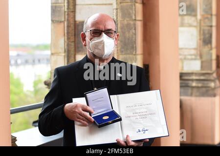 Munich, Allemagne. 06e mai 2021. Parse Lorenz Wolf reçoit la médaille d'or constitutionnelle au Parlement bavarois. Le prix était prévu pour décembre 2020, mais a été reporté en raison de la pandémie. L'événement peut être vu en direct. Credit: Felix Hörhager/dpa/Alay Live News Banque D'Images