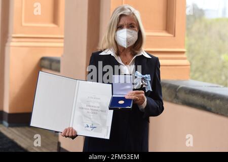 Munich, Allemagne. 06e mai 2021. L'actrice Jutta Speidel reçoit la Médaille d'or constitutionnelle au Parlement bavarois. Le prix était prévu pour décembre 2020, mais a été reporté en raison de la pandémie de Corona. L'événement peut être regardé en ligne via la diffusion en direct. Credit: Felix Hörhager/dpa/Alay Live News Banque D'Images