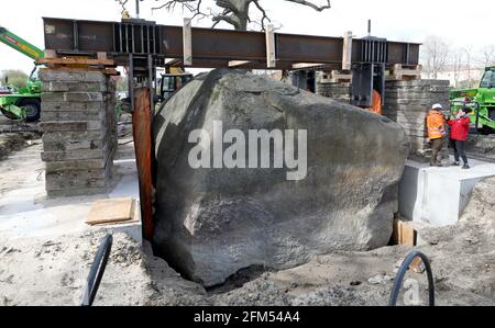 Altentreptow, Allemagne. 06e mai 2021. La « Big Stone », qui pèse environ 400 tonnes, est soulevée à l'aide de presses et de courroies hydrauliques. La levée du deuxième plus grand bloc erratique des âges de glace du nord sur le continent allemand d'ici 2.50 est effectuée à l'instigation de la mairie, comme le bloc erratique géant avec les dimensions d'une maison individuelle a jusqu'à présent seulement dépasse environ la moitié de sa hauteur du sol. Credit: Bernd Wüstneck/dpa-Zentralbild/dpa/Alay Live News Banque D'Images