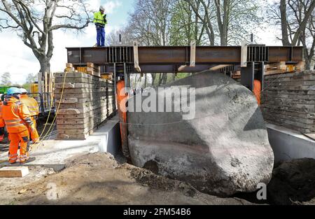 Altentreptow, Allemagne. 06e mai 2021. La « Big Stone », qui pèse environ 400 tonnes, est soulevée à l'aide de presses et de courroies hydrauliques. La levée du deuxième plus grand bloc erratique des âges de glace du nord sur le continent allemand d'ici 2.50 est effectuée à l'instigation de la mairie, comme le bloc erratique géant avec les dimensions d'une maison individuelle a jusqu'à présent seulement dépasse environ la moitié de sa hauteur du sol. Credit: Bernd Wüstneck/dpa-Zentralbild/dpa/Alay Live News Banque D'Images