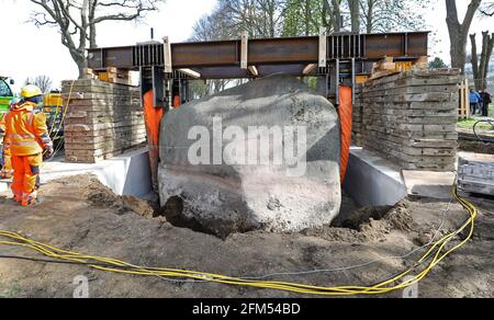 Altentreptow, Allemagne. 06e mai 2021. La « Big Stone », qui pèse environ 400 tonnes, est soulevée à l'aide de presses et de courroies hydrauliques. La levée du deuxième plus grand bloc erratique des âges de glace du nord sur le continent allemand d'ici 2.50 est effectuée à l'instigation de la mairie, comme le bloc erratique géant avec les dimensions d'une maison individuelle a jusqu'à présent seulement dépasse environ la moitié de sa hauteur du sol. Credit: Bernd Wüstneck/dpa-Zentralbild/dpa/Alay Live News Banque D'Images