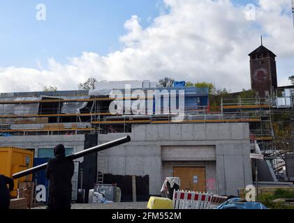 Potsdam, Allemagne. 06e mai 2021. Des travaux de construction sont en cours dans l'ancien restaurant de Minsk sur Brauhausberg. Le collectionneur d'art Hasso Plattner veut installer un musée dans le bâtiment de cube du GDR. Credit: Bernd Settnik/dpa/dpa-Zentralbild/dpa/Alay Live News Banque D'Images