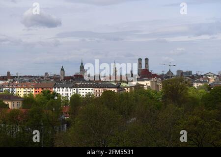 Munich, Allemagne. 06e mai 2021. La mairie et la Frauenkirche sont visibles depuis le Parlement bavarois par une journée nuageux. Credit: Felix Hörhager/dpa/Alay Live News Banque D'Images