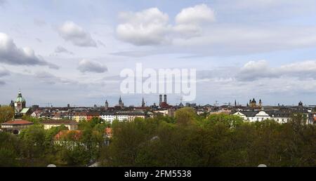 Munich, Allemagne. 06e mai 2021. La mairie et la Frauenkirche sont visibles depuis le Parlement bavarois par une journée nuageux. Credit: Felix Hörhager/dpa/Alay Live News Banque D'Images