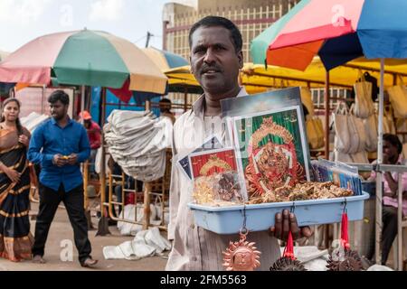 Mysore, Karnataka, Inde - janvier 2019 : un vendeur de rue indien qui vend des photos de dieux hindous dans le lieu de pèlerinage du temple de Chamundeshwara Banque D'Images