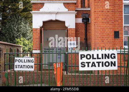 Bureau de vote dans une école de Westcliff on Sea, Essex, Royaume-Uni. Lieu de vote typique à l'extérieur, emplacement dans un ancien bâtiment. Architecture en brique rouge Banque D'Images