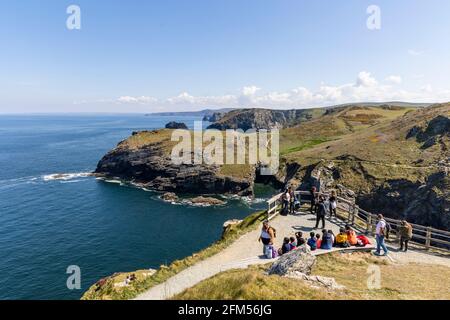 Point de vue sur l'île... Le château de Tintagel est une fortification médiévale située sur la péninsule de l'île de Tintagel, à côté du village Banque D'Images