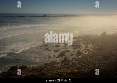 Les événements réguliers de brume de mer donne le petit règlement résidentiel de Misty Cliffs son nom. Situé près du Cap, le long de la péninsule du Cap en Afrique du Sud Banque D'Images