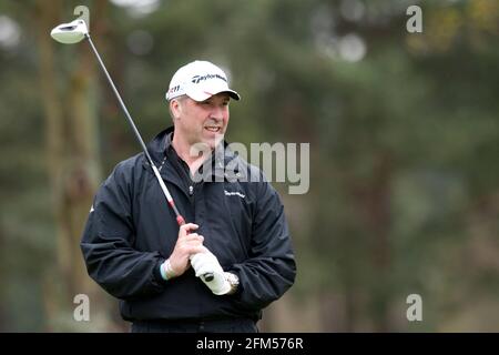 Ancien footballeur David Seaman jouant au golf Banque D'Images