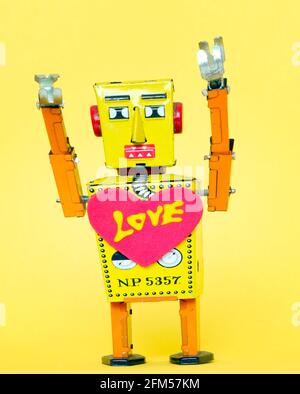 joyeux amour jaune robot wath fond jaune vif Banque D'Images