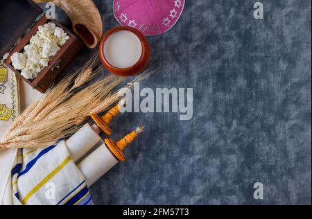 Vacances juives traditionnelles Shavuot dans la nourriture de kasher sur saison de récolte Banque D'Images