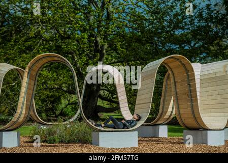 Londres, Royaume-Uni. 6 mai 2021. L'installation du designer Paul Cocksedge, s'il vous plaît être assis, prend la forme d'une place architecturale monumentale et ludique, conçue pour encourager les gens à s'asseoir et à réfléchir tout en profitant de l'odeur relaxante d'une roseraie de roche spécialement plantée - Secret World of plants, un festival d'été immersif, à Kew Gardens, explore « que signifient vraiment les plantes pour vous ? » Crédit : Guy Bell/Alay Live News Banque D'Images