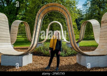 Londres, Royaume-Uni. 6 mai 2021. L'installation du designer Paul Cocksedge, s'il vous plaît être assis, prend la forme d'une place architecturale monumentale et ludique, conçue pour encourager les gens à s'asseoir et à réfléchir tout en profitant de l'odeur relaxante d'une roseraie de roche spécialement plantée - Secret World of plants, un festival d'été immersif, à Kew Gardens, explore « que signifient vraiment les plantes pour vous ? » Crédit : Guy Bell/Alay Live News Banque D'Images