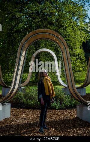 Londres, Royaume-Uni. 6 mai 2021. L'installation du designer Paul Cocksedge, s'il vous plaît être assis, prend la forme d'une place architecturale monumentale et ludique, conçue pour encourager les gens à s'asseoir et à réfléchir tout en profitant de l'odeur relaxante d'une roseraie de roche spécialement plantée - Secret World of plants, un festival d'été immersif, à Kew Gardens, explore « que signifient vraiment les plantes pour vous ? » Crédit : Guy Bell/Alay Live News Banque D'Images