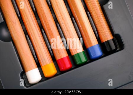 Bas de six crayons de couleur dans un plateau gris gros plan Banque D'Images