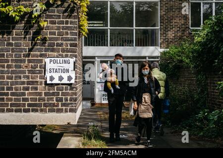 Camberwell, Londres, Royaume-Uni. 6 mai 2021. Les électeurs de Camberwell, dans le sud-est de Londres, portant un masque facial, se rendent au bureau de vote le Super jeudi pour voter aux élections Mayorales de Londres qui ont été retardées d'un an en raison de la pandémie de Covid-19. Crédit : Tom Leighton/Alamy Live News Banque D'Images