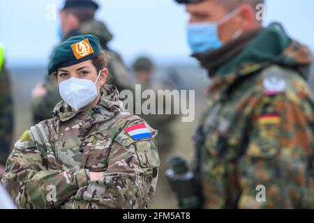 06 mai 2021, Saxe-Anhalt, Letzlingen: Un officier néerlandais et un officier allemand du bataillon de chars 414 se tiennent côte à côte sur la zone d'entraînement militaire du Centre d'entraînement de combat de l'armée à Colbitz-Letzlinger Heide. Le bataillon est composé de soldats néerlandais et allemands qui se préparent actuellement à un déploiement en Lituanie. À partir du début d'août 2021, ils seront déployés pendant six mois dans le cadre de la mission de présence avancée renforcée. Photo: Klaus-Dietmar Gabbert/dpa-Zentralbild/dpa Banque D'Images