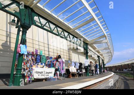 Le marché artisanal du dimanche dans la gare restaurée de Harbour Arm, Folkestone, Kent, Royaume-Uni Banque D'Images