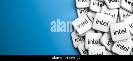 Logos de la société de technologie Intel sur un tas sur une table. Copier l'espace. Format de bannière Web. Banque D'Images