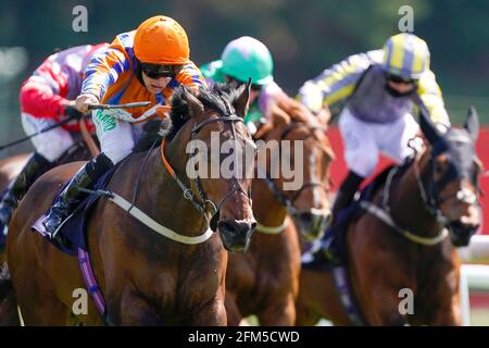 Jabbarockie monté par Jason Hart (à gauche) sur le chemin de gagner le Handap de réclamations d'interruption d'affaires de Satchell Moran Solicitors lors de la Journée des dames du Festival de mai 2021 de Boodeves à l'hippodrome de Chester. Date de la photo: Jeudi 6 mai 2021. Voir PA Story RACING Chester. Le crédit photo devrait se lire comme suit : Alan Crowhurst/PA Wire. RESTRICTIONS : l'utilisation est soumise à des restrictions. Utilisation éditoriale uniquement, aucune utilisation commerciale sans le consentement préalable du détenteur des droits. Banque D'Images