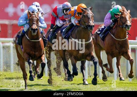 Jabbarockie monté par Jason Hart (au centre) sur le chemin de gagner le handicap de réclamations d'interruption d'affaires des avocats Satchell Moran lors de la Journée des dames du Festival de mai 2021 à l'hippodrome de Chester. Date de la photo: Jeudi 6 mai 2021. Voir PA Story RACING Chester. Le crédit photo devrait se lire comme suit : Alan Crowhurst/PA Wire. RESTRICTIONS : l'utilisation est soumise à des restrictions. Utilisation éditoriale uniquement, aucune utilisation commerciale sans le consentement préalable du détenteur des droits. Banque D'Images