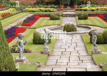 Jardins paysagés anglais. Jardin géométrique formel avec étang, topiaire et statues. Banque D'Images