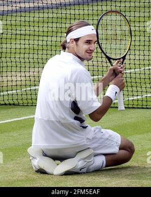 WIMBLEDON TENNIS CHAMPS 2003 13ÈME JOUR 6/6/2003 MENS FINAL MARK PHILIPPOUSSIS V R.FEDERER APRÈS AVOIR GAGNÉ LA PHOTO DAVID ASHDOWN DAVID ASHDOWN exportation 8 Banque D'Images