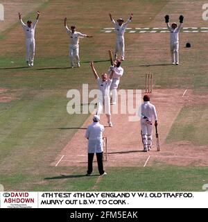 Dominic Cork seulement le 8ème homme anglais pour obtenir un Test Hat trick of wickets fête le seccond de 3 Victimes dans l'Angleterre contre West Indies 4ème test à Old Trafford ici la victime est Junior Murray le seccond des trois Banque D'Images