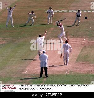 Dominic Cork seulement le 8ème homme anglais pour obtenir un Test Hat trick of wickets fête le premier de 3 Victimes dans l'Angleterre contre West Indies 4ème test à Old Trafford ici la victime est Carl Hooper le premier des trois Banque D'Images