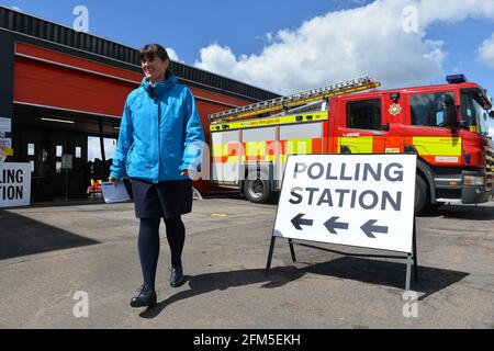 Leicester, Leicestershire Royaume-Uni 6 mai 2021. Actualités au Royaume-Uni. Une caserne de pompiers de Wigston à Leicester est utilisée comme poste de vote pour les élections locales. Alex Hannam/Alamy Live News Banque D'Images