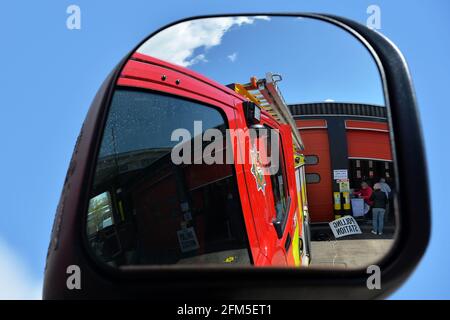 Leicester, Leicestershire Royaume-Uni 6 mai 2021. Actualités au Royaume-Uni. Une caserne de pompiers de Wigston à Leicester est utilisée comme poste de vote pour les élections locales. Alex Hannam/Alamy Live News Banque D'Images