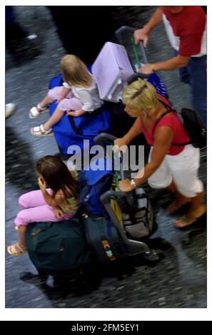 PASSAGERS RETARDÉS À L'AÉROPORT DE GATWICK JUILLET 2001 les passagers attendent, Rush, file d'attente de repos, etc. Tous les éléments de l'existence quotidienne de gatewicks, en avance sont les vacances d'été et encore plus de retards et d'annulations prévus pour le public voyageur. Banque D'Images