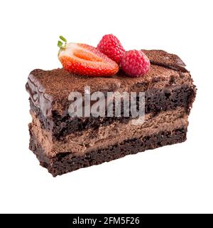 Tranche de gâteau au chocolat isolée avec baies Banque D'Images