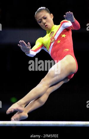 FANXIAO DONG DE CHINE, SEP 2000 SUR LES BARRES INÉGALES, LORS DE LA FINALE DE L'ÉQUIPE FÉMININE DE GYMNASTIQUE ARTISTIQUE, AUX JEUX OLYMPIQUES DE SYDNEY Banque D'Images