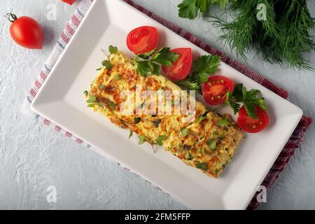 Omelette française fraîche avec légumes frais. Plats végétariens Banque D'Images