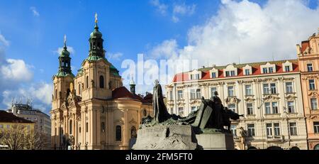 Le mémorial Jan Hus devant l'église Saint-Nicolas, place de la Vieille ville, Staronestske namesti, Prague, république Tchèque Banque D'Images