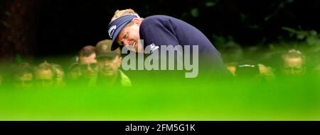 CHAMPIONNAT VOLVO PGA À WENTWORTH 24/5/2002 COLIN MONTGOMERIE METTANT SUR LA 7ÈME PHOTO DAVID ASHDOWN. GOLF Banque D'Images