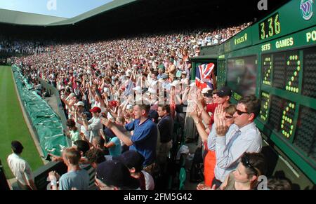 Championnats de tennis de Wimbldon 2001 fans juillet 2001 TIM HENMAN BAT TODD MARTIN Banque D'Images