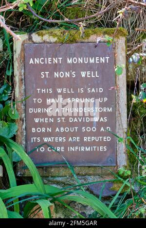 Plaque à St non's Well, près de St non's Chapel, St David's, Pembrokeshire, pays de Galles Banque D'Images