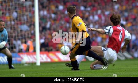 MICHEAL OWEN MARQUE LE BUT GAGNANT PENDANT LA COUPE FA 2001 ARSENAL V LIVERPOOL Banque D'Images