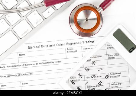 Formulaire de suivi des factures médicales et autres dépenses avec calculateur Banque D'Images