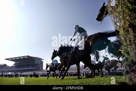 GRAND NATIONAL À AINTREE 5/4/2003 PASSE DE MONTY AU-DESSUS DE LA CHAISE PHOTO COURSE DE CHEVAUX DAVID ASHDOWN Banque D'Images