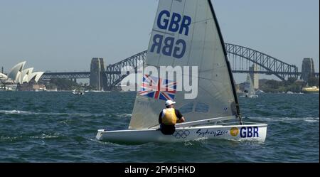 Jeux olympiques de Sydney 2000 SEPTEMBRE 2000. HOMMES FINN CLASSE BRITON IAIN PERCY MÉDAILLE D'OR. Banque D'Images