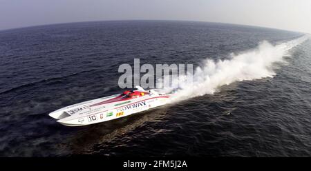 GRAND PRIX INTERNATIONAL DES BATEAUX À MOTEUR OFFSHORE DE CLASSE 1 NOV. 2000 À FUJAIRAH AUX ÉMIRATS ARABES UNIS. 2/11/2000. PILOTE SPERIT DE NORVÈGE 1 BJORN GJELSTEN ET PILOTE STEVE CURTIS (GB) Banque D'Images