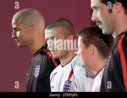 David Beckham, joueur de football d'Angleterre, février 2001 avec ses coéquipiers David James, Michael Owen et David Seaman lors du lancement de la tenue de football de la Nouvelle-Angleterre au NEC Birmingham Banque D'Images