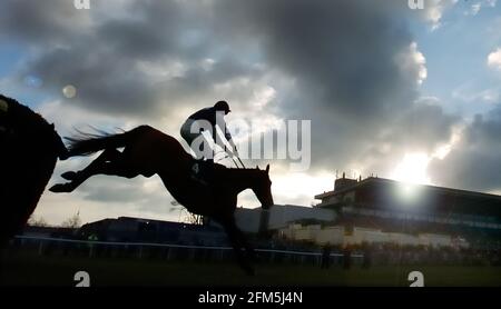 KING GEORGE 6 CHASE AU PARC SANDOWN. KICKING KING VIENT SUR LA DERNIÈRE PHOTO 26/12/2005 DAVID ASHDOWN COURSE Banque D'Images