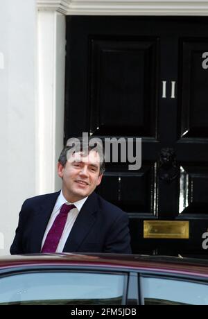 Le chancelier de l'Échiquier Gordon Brown quitte Downing Street ce matin après la réunion du Cabinet au n° 10. 27 novembre 2002 photo Andy Paradise Banque D'Images