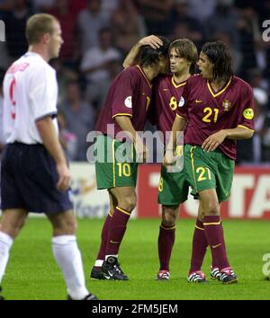 Angleterre / Portugal juin 2000 Portugals Rui Costa fête avec Coéquipiers après avoir obtenu le 3e but contre l'Angleterre Alan Shearer regarde Banque D'Images